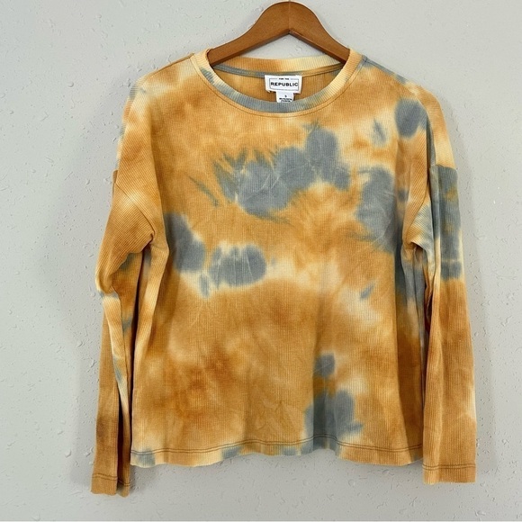 🦋 NWT For the Republic Long Sleeve Yellow Blue Tie Dye Shirt Small - Picture 1 of 6